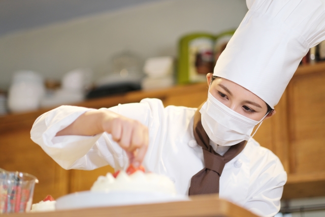 調理に取り組む女性パティシエの写真